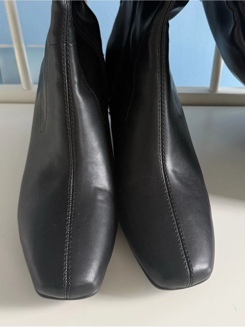 AEROSOLES sleek black